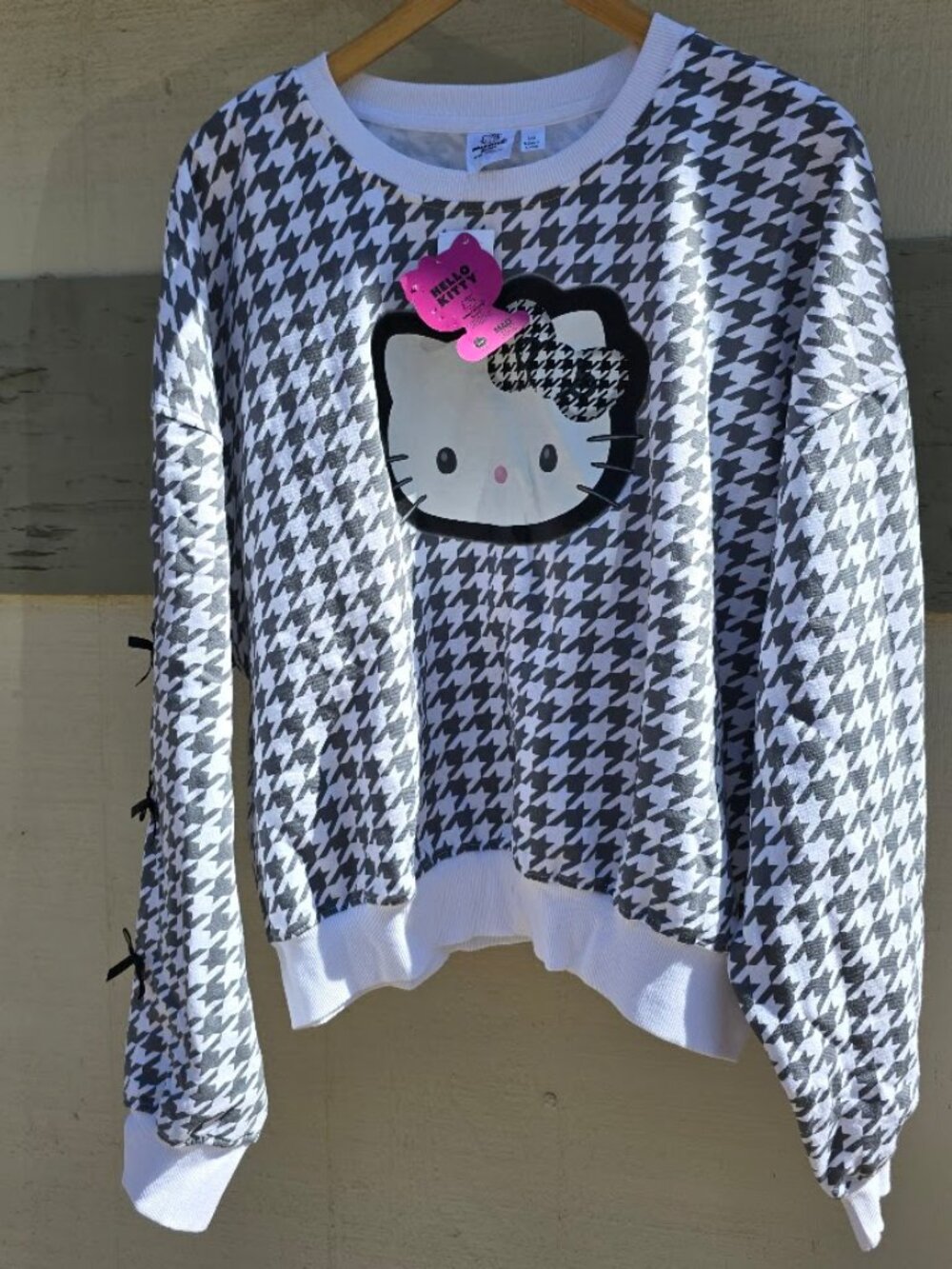 🎀 NEW WITH TAGS HELLO KITTY HOUNDSTOOTH SWEATSHIRT — WOMEN'S LARGE 🎀